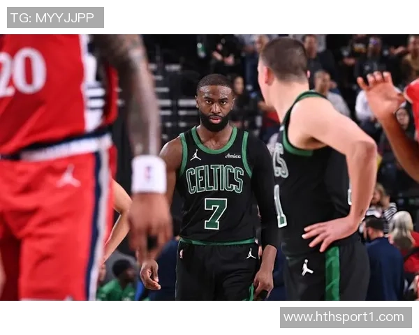 杰伦布朗半场表现出色13投8中贡献18分5助攻正负值高达5